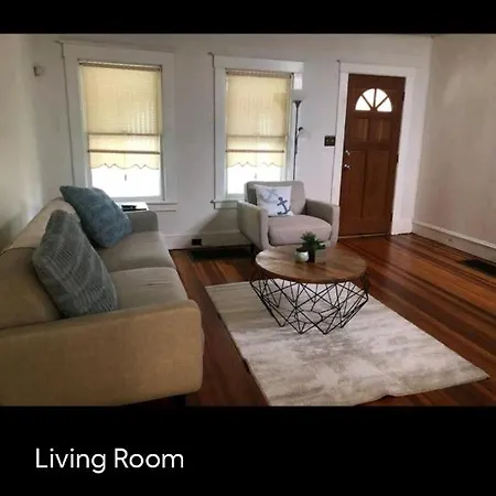 Lovely Renovated 2 Bedroom House With Private Parking